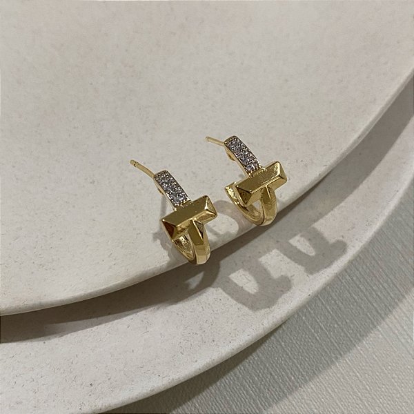 Argola T Inspiração Cravejada Banhado em Ouro