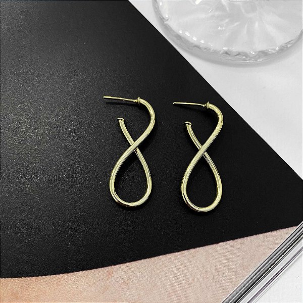 Argola Infinito Liso Banhado em Ouro