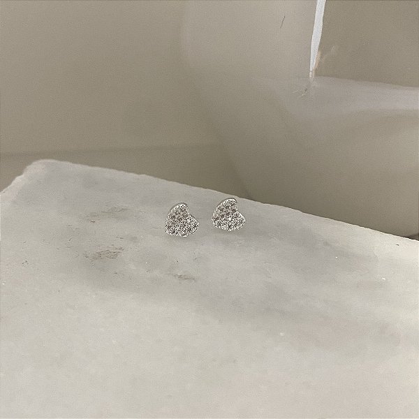 Brinco Mini Coração Cravejado Banhado em Prata
