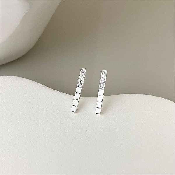 Brinco Palito Minimalista Cravejado Banhado em Prata