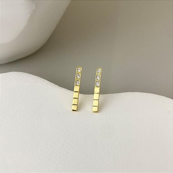 Brinco Palito Minimalista Cravejado Banhado em Ouro