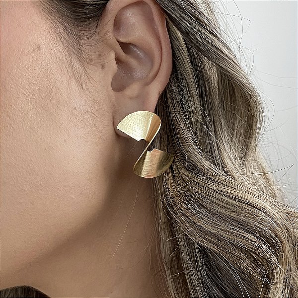Brinco Elegante Torcido Escovado Banhado Ouro