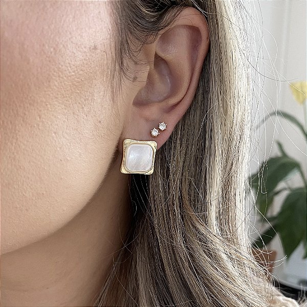 Brinco Quadrado Madrepérola Médio Banhado Ouro