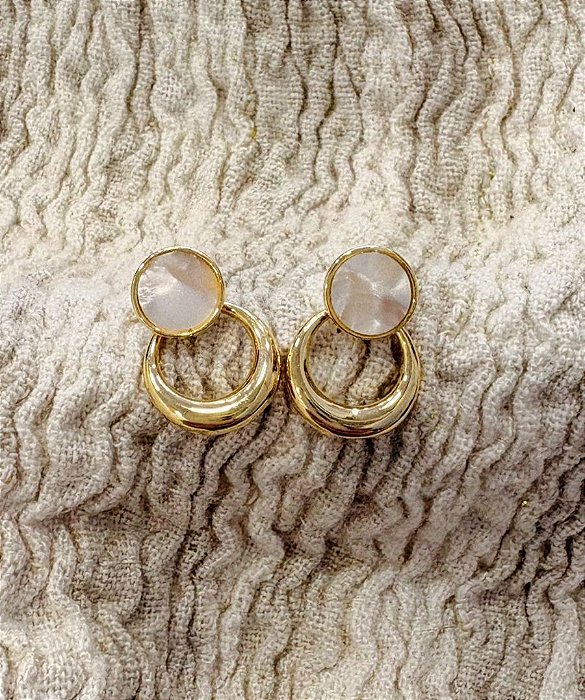 Brinco Madrepérola Vazado Banhado Ouro