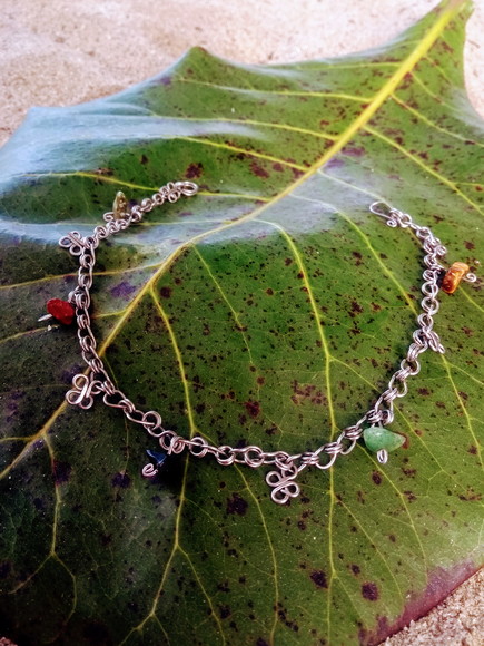 Tornozeleira com pedras naturais