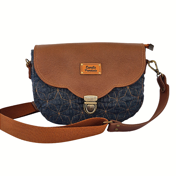 Bolsa Jeans Média com Aba em Couro — Alça Tiracolo Removível e Fechamento em Zíper | Camila Prendada