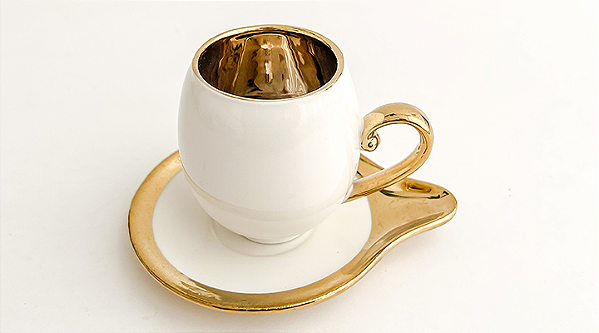 XÍCARA COM PIRES BRANCO E DOURADO