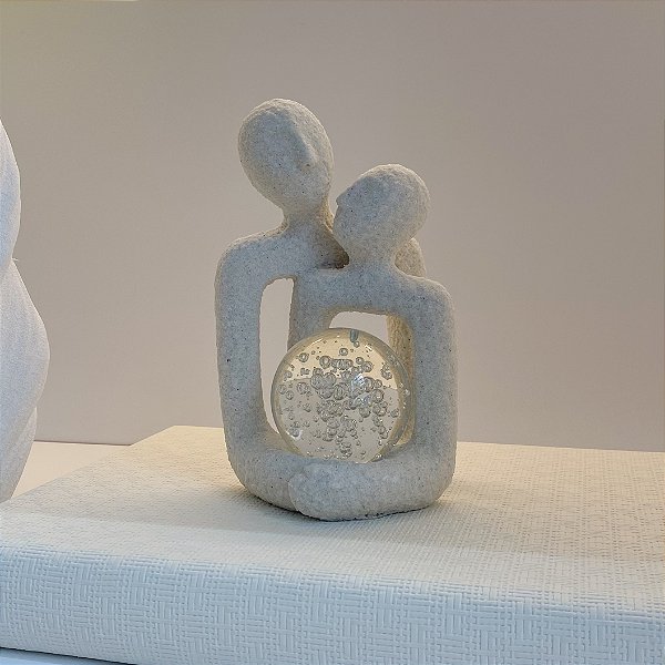 ESCULTURA CASAL COM ESFERA