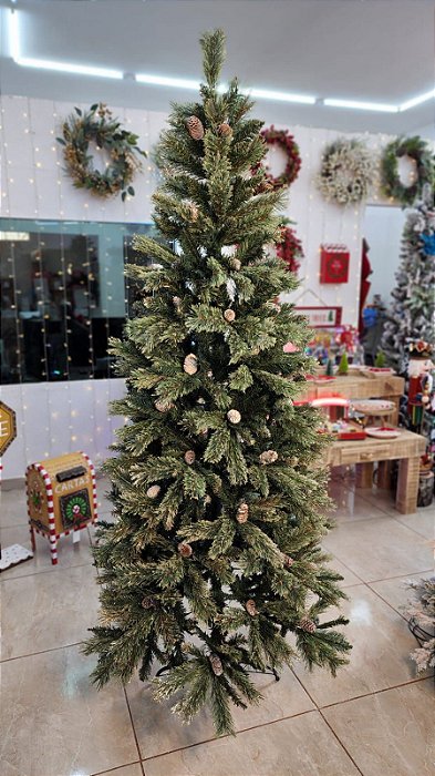 ÁRVORE CANNES SLIM C/ GLITTER - 788 GALHOS - 2,10 CM - Senhor Natal ÁRVORE CANNES SLIM C/ GLITTER - 788 GALHOS - 2,10 CM - Senhor Natal