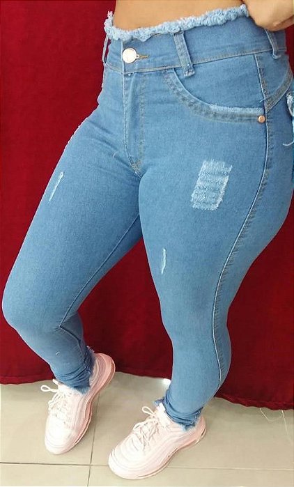 calça jeans cos alto desfiado