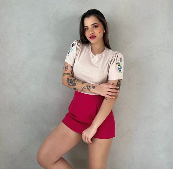 T-SHIRT MANGA PRINCESA BORBOLETAS (BORDADA) - BEGE NATURAL