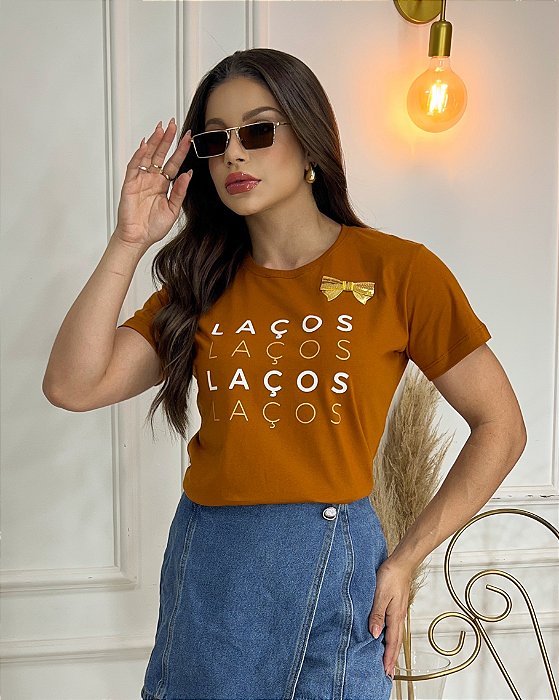 T-SHIRT LAÇOS C/APLICAÇAO - CARAMELO