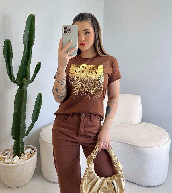 T-SHIRT NINGUEM EXPLICA DEUS - MARROM