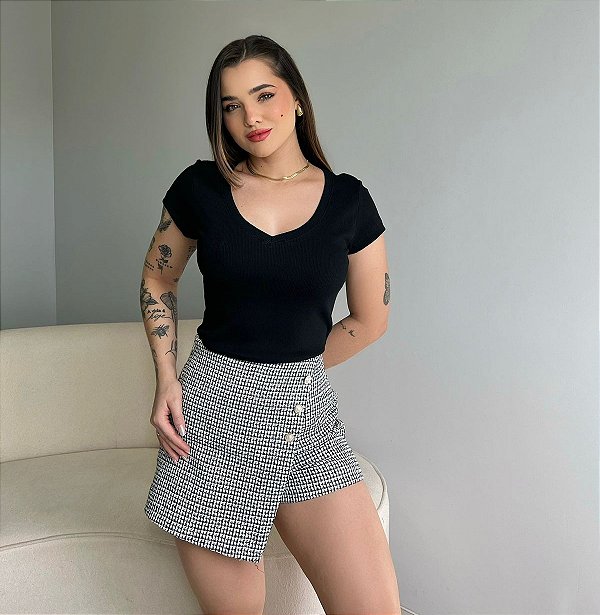 T-SHIRT CANELADA GOLA V - PRETO