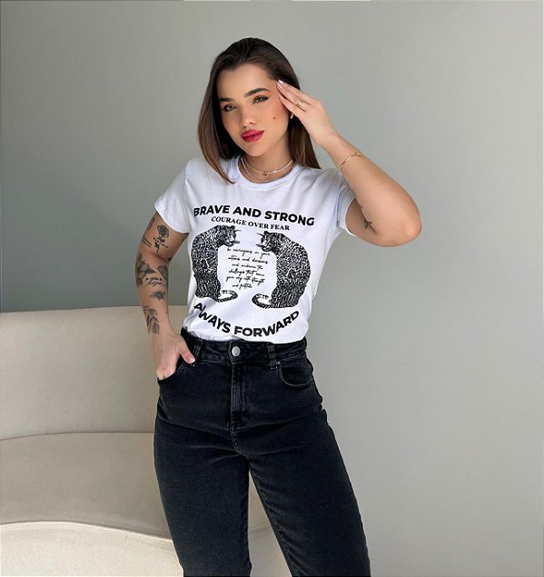 T-SHIRT ONÇA BRAVE AND STRONG - BRANCO
