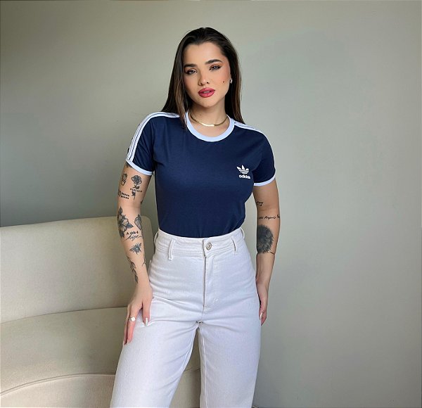 T-SHIRT ADIDAS LISTRAS COM PUNHO - AZUL MARINHO