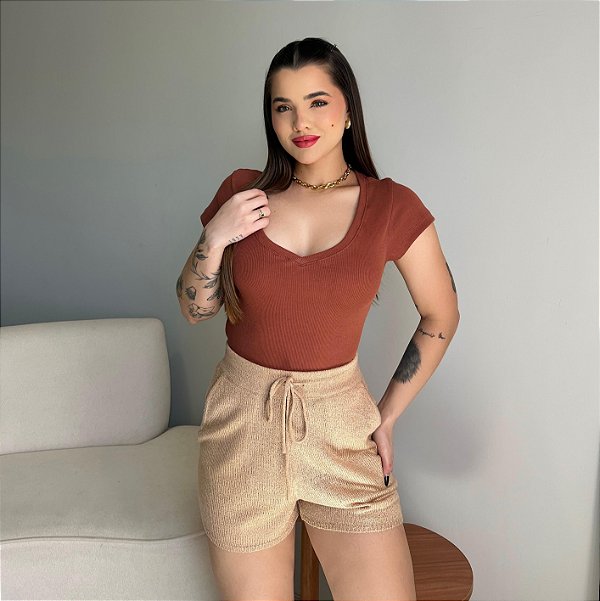 T-SHIRT CANELADA GOLA V - MARROM CHOCOLATE