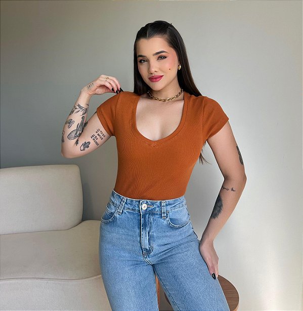 T-SHIRT CANELADA GOLA V - CARAMELO