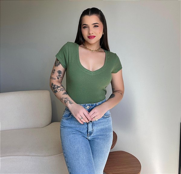 T-SHIRT CANELADA GOLA V - FOLHA SECA