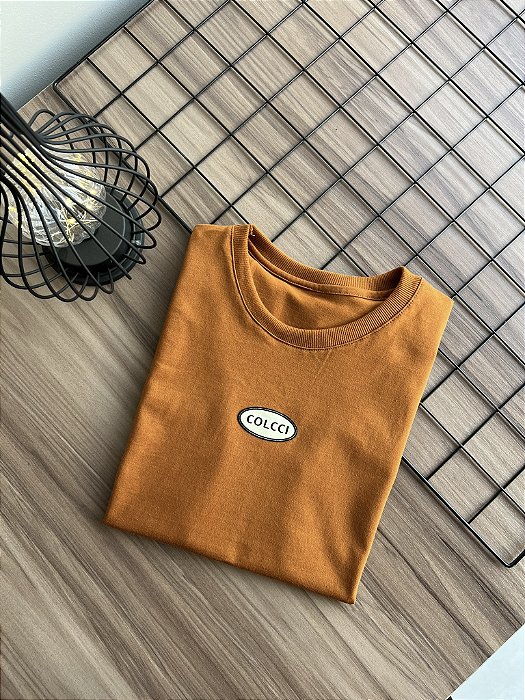 T-SHIRT COLCCI ALTO RELEVO - CARAMELO
