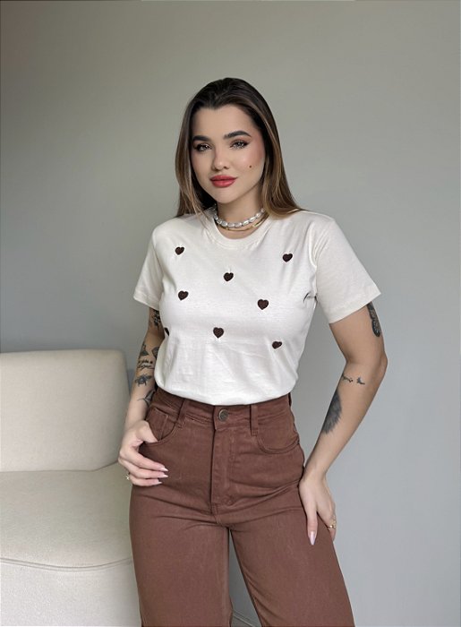 T-SHIRT CORAÇÕES (BORDADA) - BEGE NATURAL