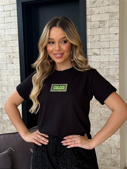 T-SHIRT COLCCI PLACA ALTO RELEVO - PRETO