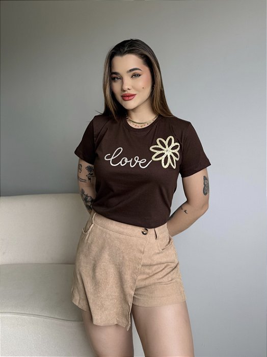 T-SHIRT LOVE FLOR C/APLICAÇÃO - MARROM EXPRESSO