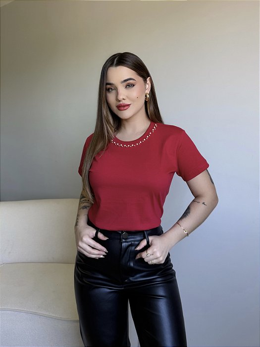 T-SHIRT PEROLAS NA GOLA - VERMELHO