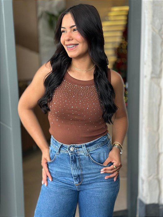 REGATA CANELADA COM STRASS - MARROM