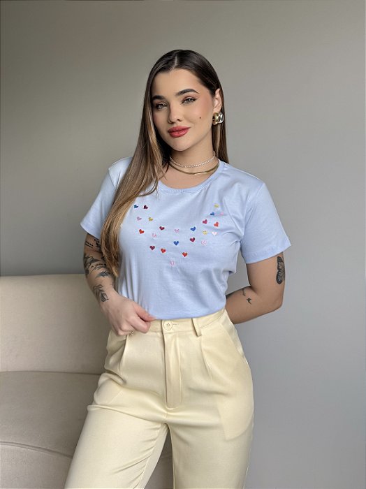 T-SHIRT CORAÇÕES NA GOLA (BORDADA) - AZUL CÉU