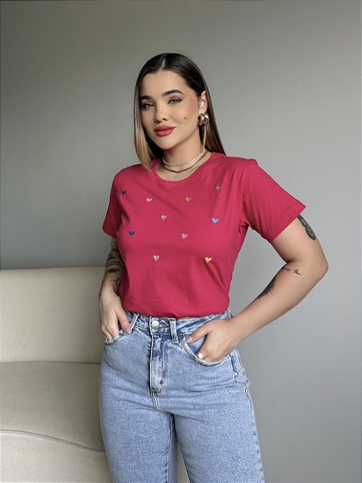 T-SHIRT CORAÇÃO COLORIDO (BORDADA) - ROSA PINK