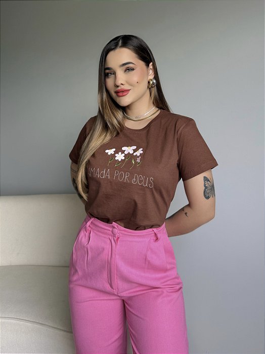 T-SHIRT AMADA POR DEUS FLORES (BORDADA) - MARROM