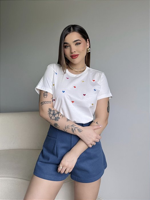 T-SHIRT CORAÇÃO COLORIDO (BORDADA) - OFF WHITE