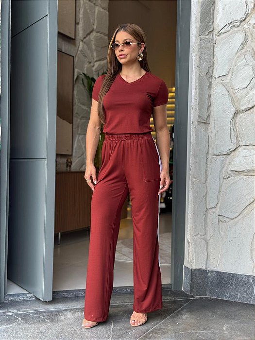 CONJUNTO CALÇA LISTRAS E T-SHIRT GOLA V - MARROM