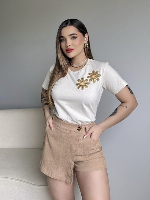 T-SHIRT FLORES NO OMBRO C/APLICAÇÃO - BEGE NATURAL
