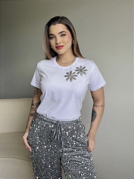 T-SHIRT FLORES NO OMBRO C/APLICAÇÃO - BRANCO