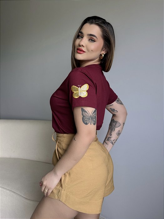 T-SHIRT BORBOLETA BORDADO NA MANGA - BORDO