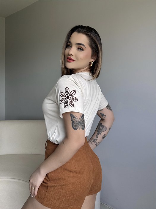 T-SHIRT FLOR BORDADO NA MANGA - BEGE NATURAL