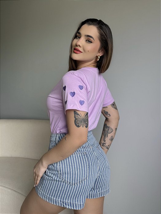 T-SHIRT CORAÇÃO BORDADO NA MANGA - ROXO POESIA