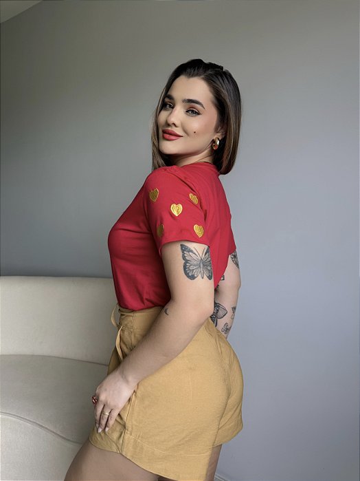 T-SHIRT CORAÇÃO BORDADO NA MANGA - VERMELHO