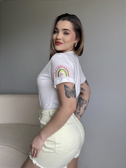 T-SHIRT ARCO IRIS BORDADO NA MANGA - OFF WHITE