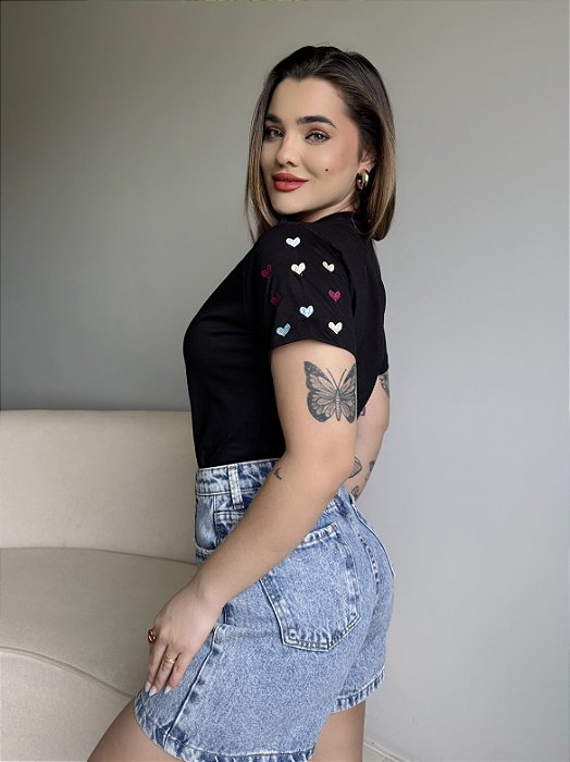 T-SHIRT CORAÇÃOZINHO BORDADO NA MANGA - PRETO