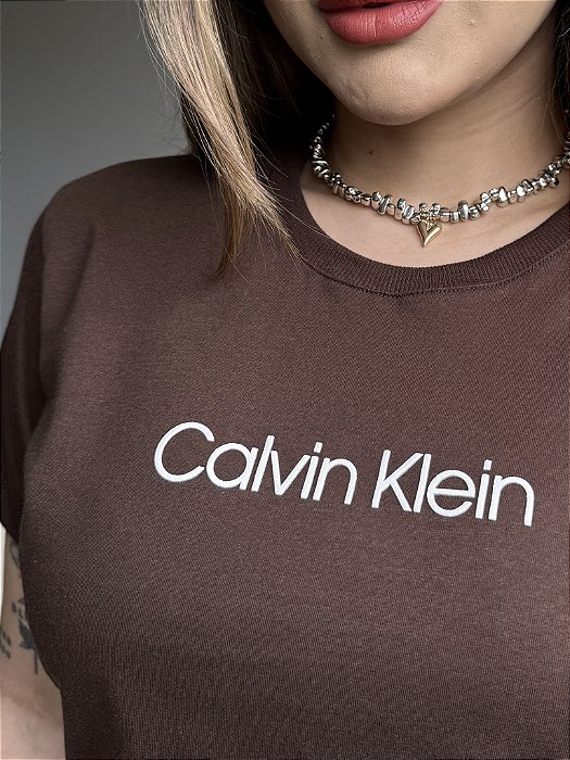 T-SHIRT CALVIN KLEIN - MARROM EXPRESSO