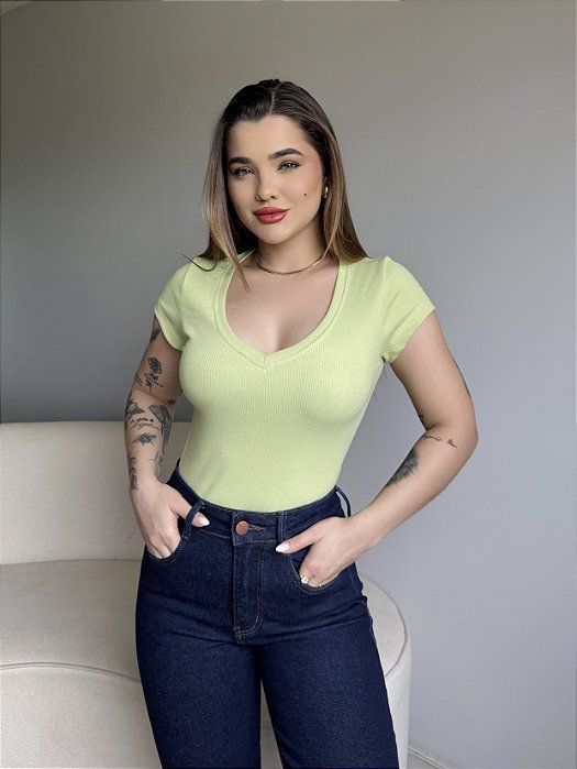 T-SHIRT CANELADA GOLA V - VERDE CREAM