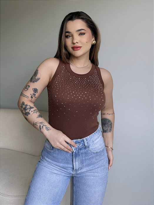 REGATA CANELADA COM STRASS - MARROM