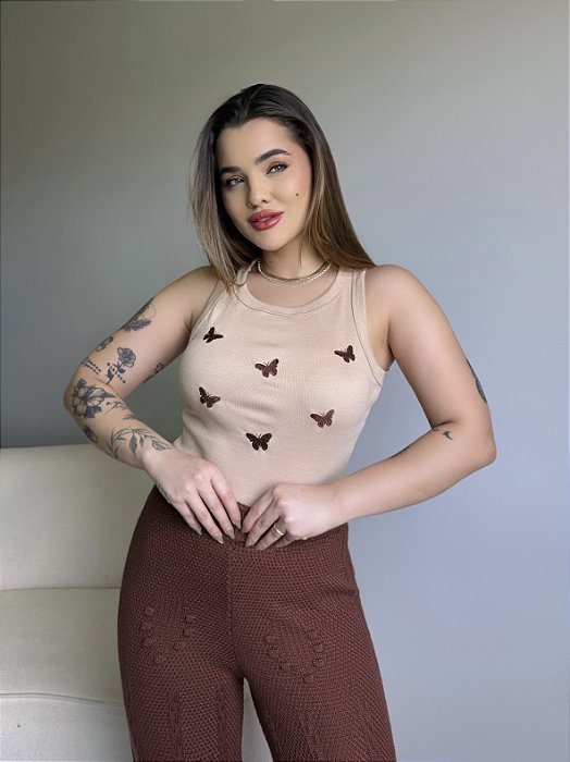 REGATA (BORDADA) BORBOLETINHA - BEGE DUNAS