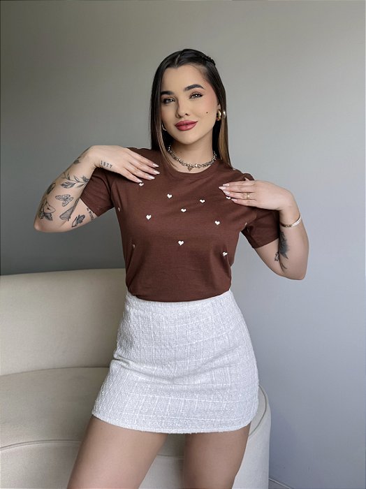 T-SHIRT CORAÇÃOZINHO (BORDADA) - MARROM