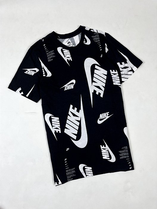 Camiseta Nike NSW Allover Print Preta - DFR.Clothing