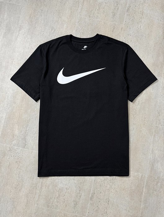 Camiseta Nike Sportswear Swoosh Preta