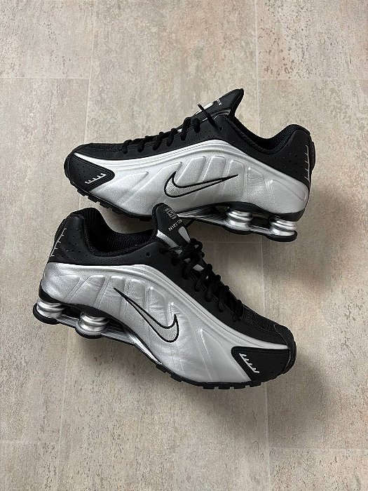 Tênis Nike Shox R4 Metallic Silver